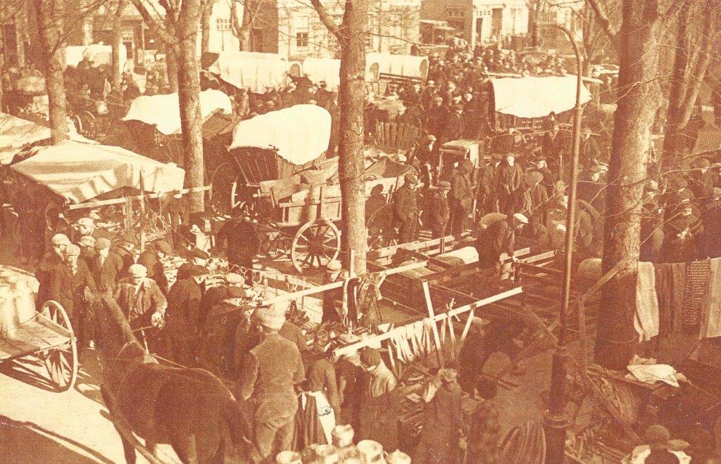 Levend Den Ham: warenmarkt op de Brink en bungalowpark bij de Groene Jager
